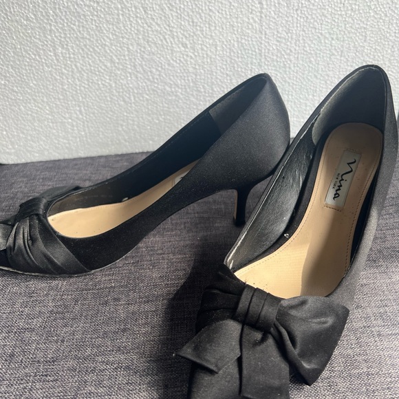 Nina New York Black Satin Bow Pumps Heels with leather soles - Picture 3 of 3